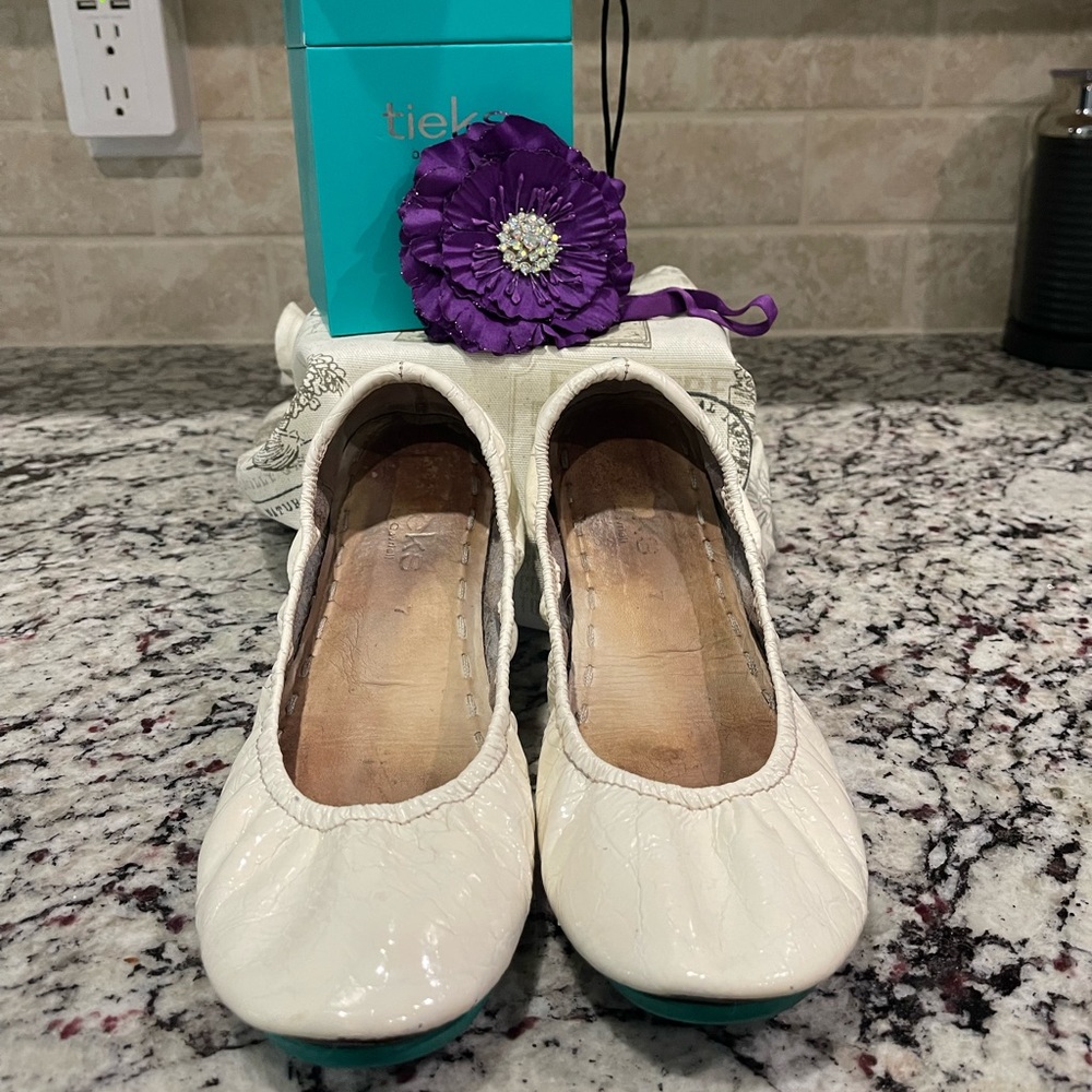 Size 7 Diamond White Croc Tieks